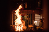 本殿文殊堂ではゲストの願い事が書かれた護摩木が集められ、住職により護摩焚きの儀式が行われた。