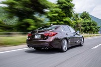 高速道路や自動車専用道路では、ハンドルからの手放し運転に加え、分岐や出口での車線変更のほか追い越しも、スイッチ操作ひとつで行える（ただし作動には条件がある）。