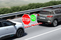 渋滞での完全停止と3秒以内の再発進が可能なトラフィックジャムアシストやACC、レーンポジショニングアシストなどを統合した「ハイウェイドライブアシスト」を装備。運転支援システムも充実している。