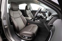 上質なレザーで仕立てられた「コンフォートスポーツシート」。前席（写真）にはマッサージ機能も備わっている。