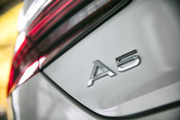 試乗車はボディーカラーがグレイシアホワイトメタリックで、ソフトトップがレッドという組み合わせ。「カブリオレ」は「A5」のほか、3.0 TFSI（V6）エンジンを搭載する「S5」にも設定されている。