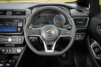 フラットボトムタイプのステアリングホイールを採用する。向かって左側にはオーディオなどの操作スイッチが、右側には運転支援技術「プロパイロット」の操作スイッチが備わる。