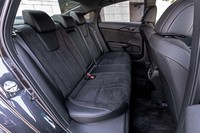 リアシートの座面下に、ハイブリッドシステムの要ともいえるインテリジェントパワーユニット（IPU）を搭載。シートバックは6：4の分割可倒式で、トランクスルー機構を備えている。