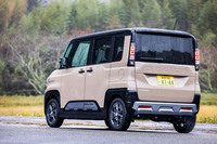 ボディーカラーはモノトーンが9色、ツートンは写真の「サンドベージュ／ブラック」をはじめ、「ホワイト／ブラック」「チタニウムグレー／ブラック」「ナチュラルアイボリー／ブラック」など6タイプがラインナップされる。