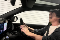 「レコードモンツァ」のエキゾーストノートを忠実に再現したという触れ込みのサウンドジェネレーターは作動スイッチが見つけられず、ほぼ無音のまま首都高を走行。乗り心地は硬めだが、地を這（は）うように走る感覚はなかなか楽しい。