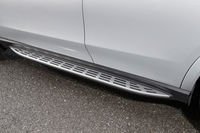 前後ドアの下部には、乗降性を向上させるステップが装着されている。