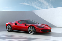 10年の間にフェラーリはV8ミドシップモデルの全面改良を2度も行い、おまけに「250LM」をほうふつとさせるスタイリングの「296GTB」（写真）や「SF90」という2台のミドシップハイブリッドモデルも発表している。