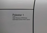 「ポールスター1」のフロントフェンダーに貼られた文字ステッカー。担当者によれば、このステッカーは耐候性に十分優れているという。