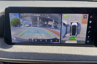 「G」グレードにはフロントワイドビューやインビジブルフードビュー、3Dビュー機能が備わる「インテリジェントアラウンドビューモニター」が標準で装備される。