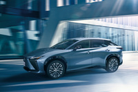 レクサスもブランド全体で本革の使用を減らしていくことを公表。2023年3月に発売された電気自動車の「RZ」は、全モデルに合皮のステアリングホイールとウルトラスエードのシートを採用し、レザーフリーを実現している。