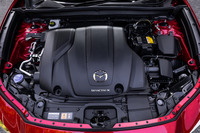 「スカイアクティブX」と呼ばれる、マイルドハイブリッド機構を備えたパワーユニット。SPCCI（火花点火制御圧縮着火）技術を採用した最高出力180PS／最大トルク224N・mの2リッター直4エンジンに、最高出力6.5PS／最大トルク61N・mのモーターが組み合わされている。