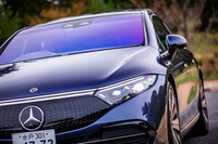 Aピラーとフロントウィンドウとの境目に特殊な形状のゴム製トリムを取り付けるなどして走行中のノイズを大幅に低減。フロントのブラックパネルは、メルセデスEQファミリーを象徴する意匠として今後も展開されるという。