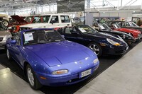 後述するレジェンド・カーズの出品から。リトラクタブルヘッドランプが人気の「マツダMX-5 1.8i」（1994年）は、走行8万kmで1万8500ユーロ（約304万円）。