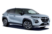 「スズキ・フロンクス」のタイヤサイズは日・印共通で195/60R16。全長が同じ「ダイハツ・ロッキー／トヨタ・ライズ」（195/65R16ないし195/60R17）と比べてもタイヤの外径は小さいが、クーペライクな低いスタイルや筋肉質なフェンダーの意匠などで、相対的にタイヤの存在感を強調している。