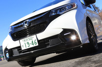 専用デザインのグリルやバンパー、LEDフォグライトが、フロントマスクを飾る。