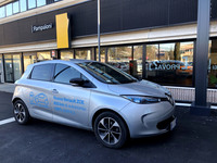 ルノー販売店の一角にある充電ブースにいた「ルノーZ.O.E」。