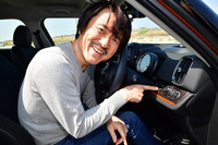 「MINI」ならではの個性的なインテリアに「きゃわゆい」と萌（も）える55歳。