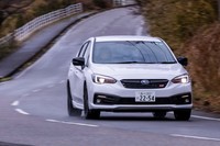 上の写真で中央部分にレイアウトされた斜めのトレッドが「Xサイプ」だ。全方向に有効なエッジを生かして雪道や滑りやすい路面でのトラクションを確保している。