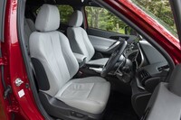 メーカーオプションの本革シートは柔らかな質感が心地よい。試乗車のライトグレーのほかにブラックも用意される。