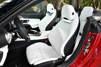 その名のとおり「クリスタルホワイト」のナッパレザーがまぶしい。前席にはヒーター／ベンチレーション機能に加えて首元に温風を吹き出すエアスカーフ機能も標準装備。