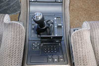 1990年式。シフトレバーの手前にあるキーボードで盗難防止用暗証番号を入力してから、キーを回してエンジンを始動する。右は車高調整用レバー。