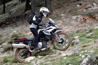 オフロードコースを走る「F850GS」。ホイールトラベルはフロントが204mm、リアが219mmとなっている。