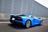 今回新たにLRS（ランボルギーニ・リアホイール・ステアリング）が投入された。アクチュエーターが5ミリ秒の速度で反応し、低速走行時には前輪と逆位相に最大3度、高速では同位相に最大1.5度操舵される。