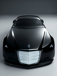 巨大なキンキラグリルが目を引く「ビジョン アイコニック」。その意匠は市販モデルにも少しずつ取り入れられている。