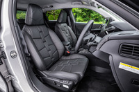 グレードは最上級仕様「オペラ」のみの設定で、ディーゼル車にもガソリン車のオペラと同等の装備を採用。ダッシュボードやドアインナートリムの上部には、真珠のネックレスを模した「パールトップステッチ」が施されている。