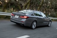 満充電からであればバッテリーのみで約53kmの走行が可能（WLTCモードの計測値）。ハイブリッド燃料消費率は12.8km/リッター。