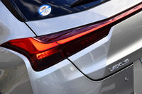 フィン形状が目を引くリアコンビランプ。レーシングカーのリアスポイラーから着想を得たもので、空力性能の向上に貢献するという。