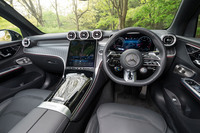 ダッシュボードの中央には縦長の11.9インチタッチスクリーンをレイアウト。アルミトリムをインレイにしたオープンポア仕上げのウッドトリムはオプションの「レザーエクスクルーシブパッケージ」に含まれている。