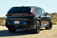 リアの意匠はフロントと比べるとやや落ち着いたイメージ。ボディーサイズは全長×全幅×全高＝5110×2005×1755mmと、「X5」と「X7」の間に入る大きさだが、3105mmのホイールベースはX7と同じだ。