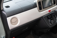 温かみを表現するため、ダッシュボードには陶器を思わせる質感の装飾パネルが用いられている。