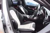 サイドサポートが大きく張り出した「AMG C63 S」のシート。カラーは写真の「プラチナパールホワイト×ブラック」のほか、「レッドペッパー×ブラック」「グレーライン付きブラック」が用意される。