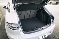 5人乗車時の荷室容量は488リッター。3分割式の後席を倒すことで長尺物の収納にも対応できる。