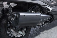 パワーユニットは292ccの単気筒エンジン。重めの車重に配慮して、車格（250ccクラス）を超える排気量とされている。