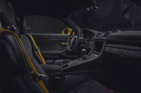 「718ケイマンGT4」のインテリア。