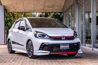 フロントアンダースポイラーやフロントグリルガーニッシュ、「17インチアルミホイールMDE」など無限（M-TEC）のカスタムパーツを装着した「フィットe：HEV RS」。