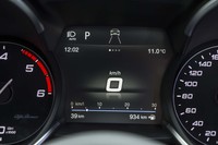 メーターパネル中央のモニターには、燃費データや車速が表示できる。画面右下の示されている通り、ディーゼルの「ステルヴィオ」はおよそ1000kmの航続が可能となっている。燃料タンクの容量は64リッター。