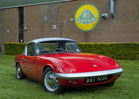 1962年から1973年までつくられた初代「ロータス・エラン」。スポーツカー史に残る傑作のひとつで、リトラクタブルライトを持つスタイリングは「NAロードスター」にも影響を与えた。