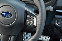 ステアリングホイールに備わる「アイサイト・ツーリングアシスト」の操作スイッチ。操舵支援機能のオン／オフを除けば、操作方法は通常の前走車追従機能付きクルーズコントロールと変わらない。