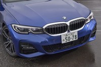 BMWの象徴たるキドニーグリルは、2つに分かれていたリムがワンピースに。エンジンの温度に合わせて冷却風を制御するグリルシャッターも与えられた。中央に切り欠きの入ったヘッドランプも、新型ならではの特徴。