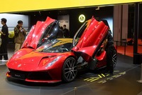 ロータスの「EVIJA（エヴァイヤ）」はなんと最高出力1980PS。宇宙にでも飛び立つつもりだろうか。ニュルのラップタイムは6分24秒047とか。