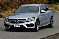 箱根のワインディングロードを行く「C200アバンギャルド」。