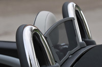 シートの後ろにはステンレススチール製のロールオーバー保護バーが配置される。走行風の巻き込みを抑えるウインドディフレクターはオプション装備となる。
    