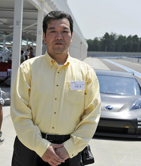 デザインを担当した日産の小林浩デザイナー。「レーシングカーとしての要素をきっちり押さえたうえで、リーフらしい流れるような形を目指しました」