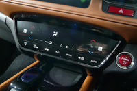 エアコンの操作パネルには、全グレードでタッチパネル式を採用。
    