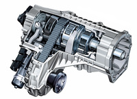 プラネタリーギアと電制多板クラッチを組み合わせたセンターデフ。チェーンを介して、駆動力を前軸に伝達する。この部分は、従姉妹モデル「フォルクスワーゲン・トゥアレグ」と共用するという。