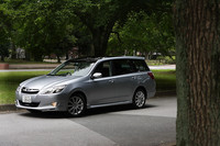 【スペック】エクシーガ2.0i-S：全長×全幅×全高＝4740×1775×1660mm／ホイールベース＝2750mm／車重＝1610kg／駆動方式＝4WD／2リッター水平対向4DOHC16バルブ（150ps/6000rpm、19.5kgm/3200rpm）／価格＝231万円（テスト車＝294万5250円／クリアビューパック＋リアビューカメラ付き音声認識HDDナビゲーションシステム＋クルーズパックI＋17インチアルミホイール＋HIDヘッドランプ＋パノラミックガラスルーフ＋キーレスアクセス＆プッシュスタート＝63万5250円）